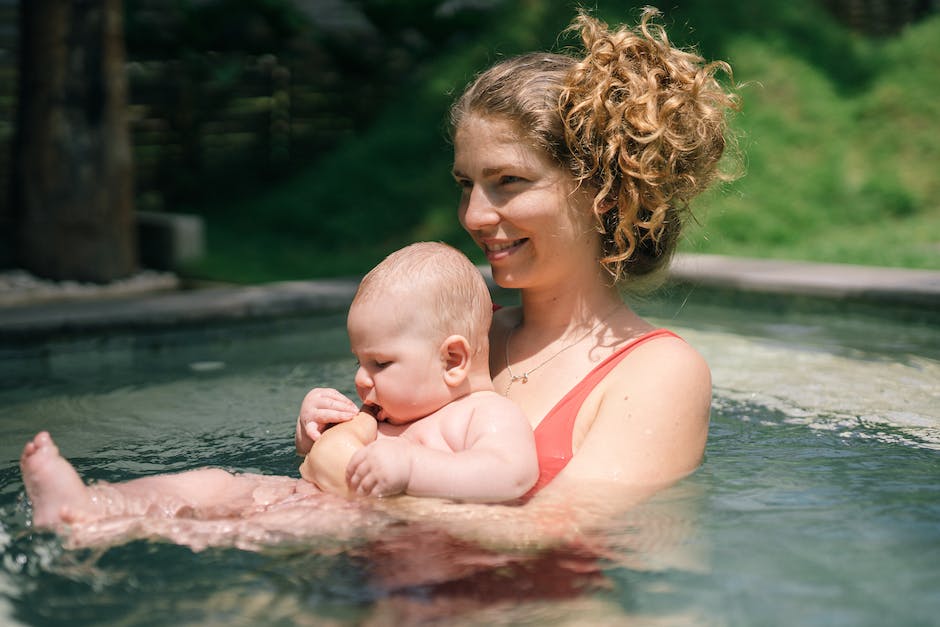 Warum Babys schwimmen können Erklärung