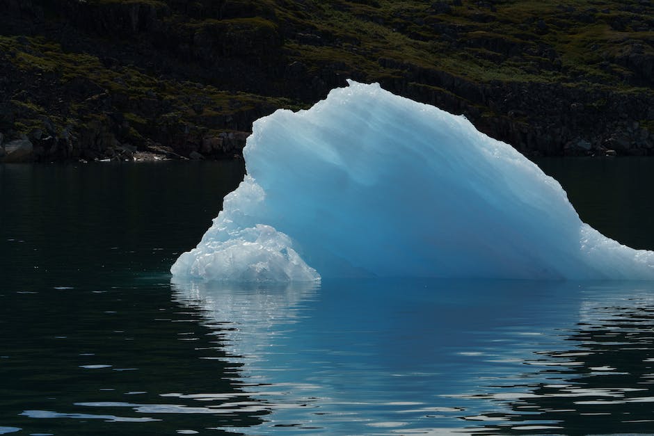Eisberge schwimmen aufgrund von Eisschmelze