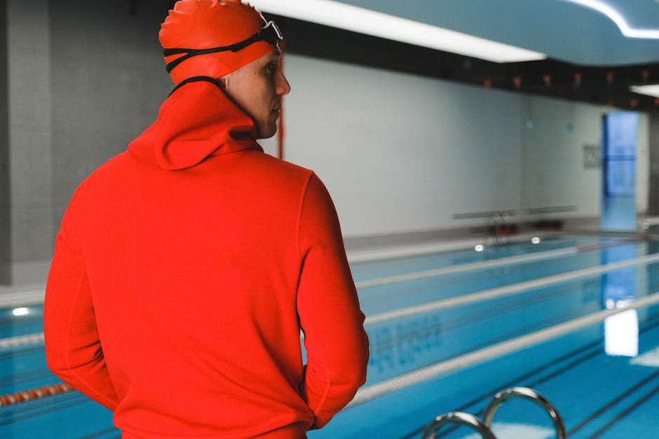 Schwimmer tragen zwei Badekappen zum Schutz der Haare und zur Verbesserung der Geschwindigkeit im Wasser.